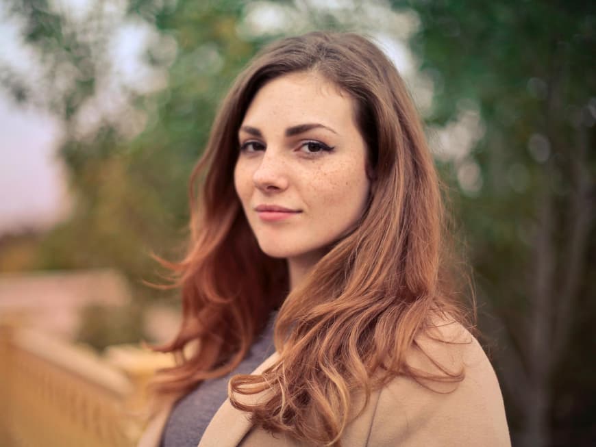 Frau lange Haare Sommersprossen