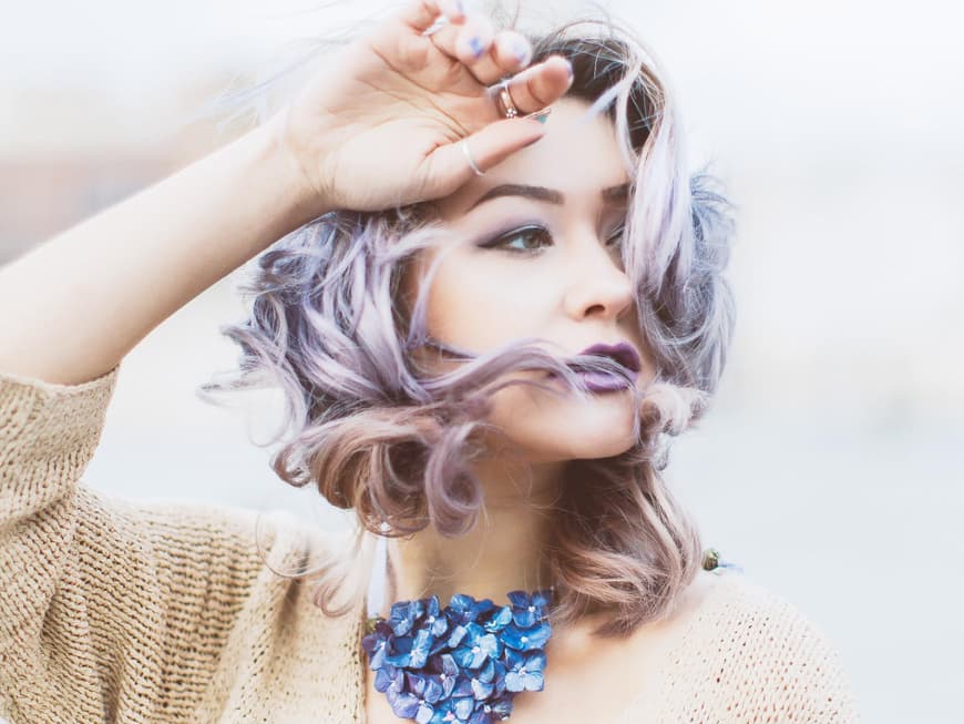 Frau mit lila Haaren
