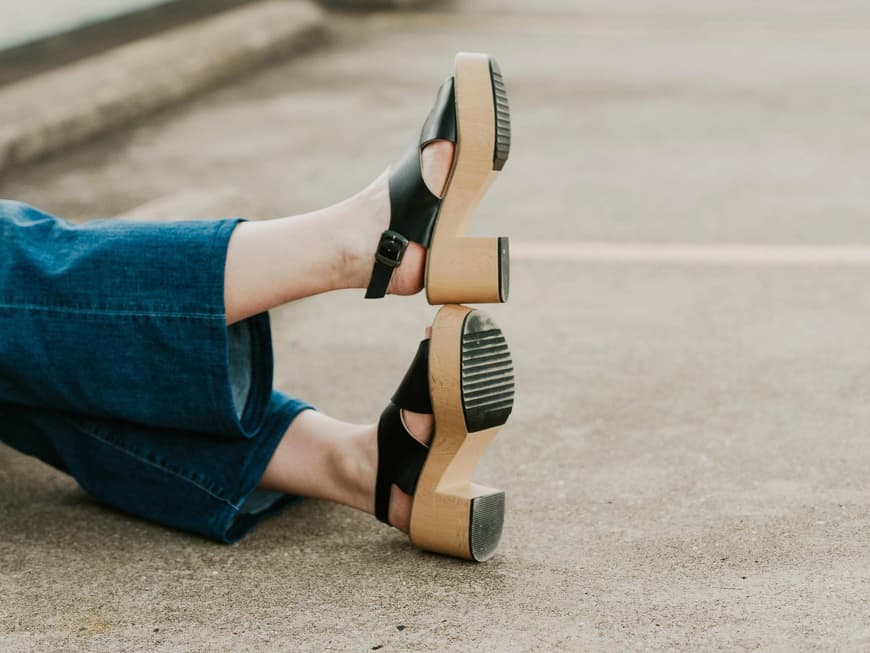 Frau mit Plateau-Clogs