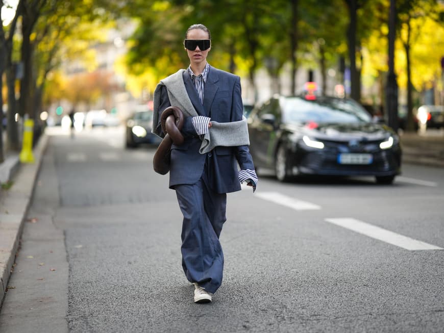 Welche Schuhe zum Hosenanzug Streetstyle: Hosenanzug und Sneakers