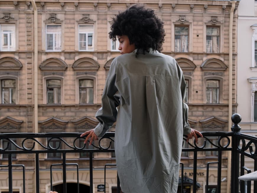Frau auf Balkon