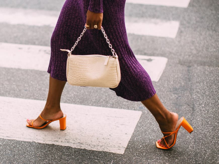Frau trägt orangene Heels