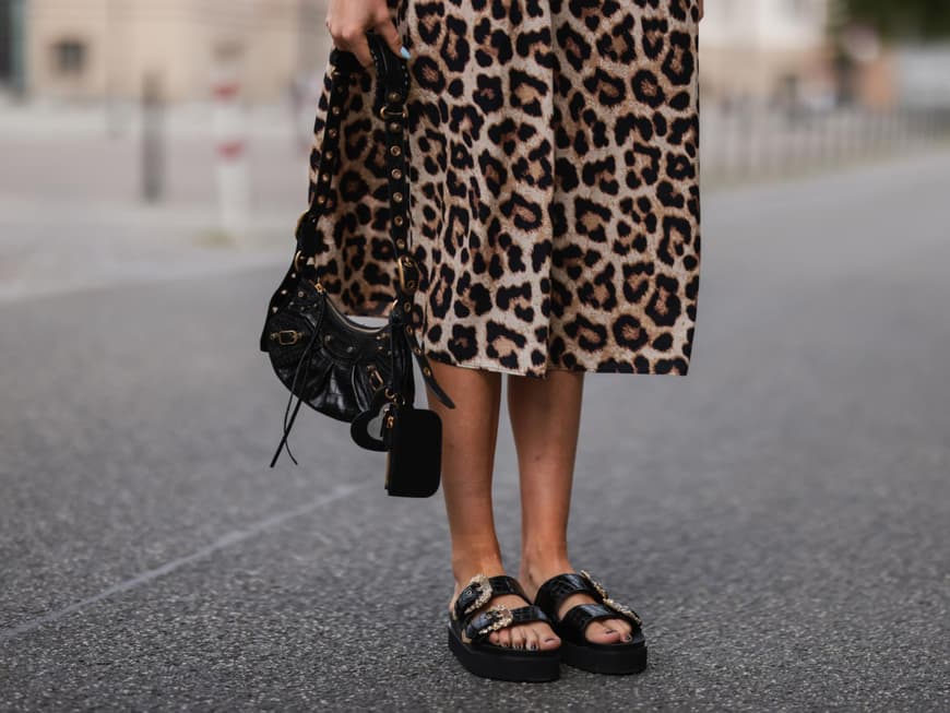 Frau mit Chunky Sandals