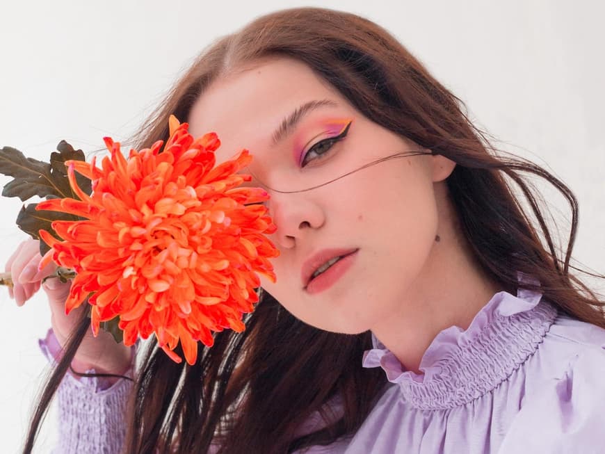Frau mit Blume