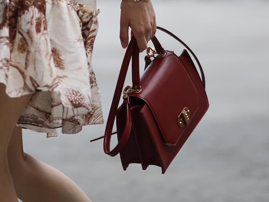 Must-have im Frühling 2023! Nach dieser Designer-Tasche von Etro sind alle verrückt Frau trägt Tasche