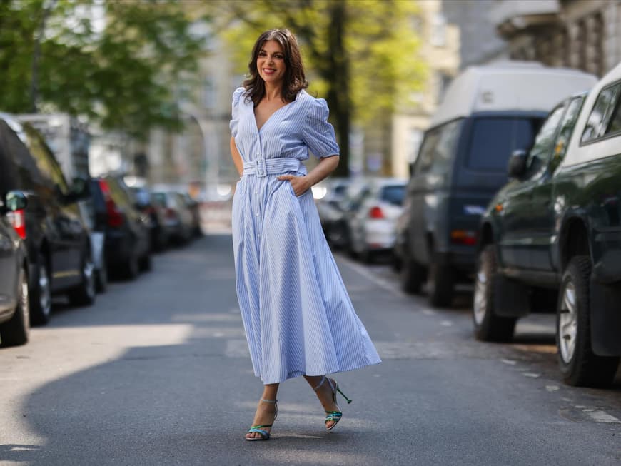 Frau trägt Midikleid