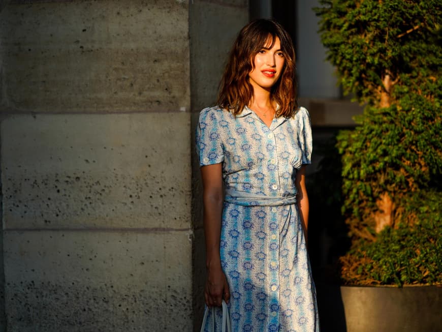 Jeanne Damas in einem floralen Kleid