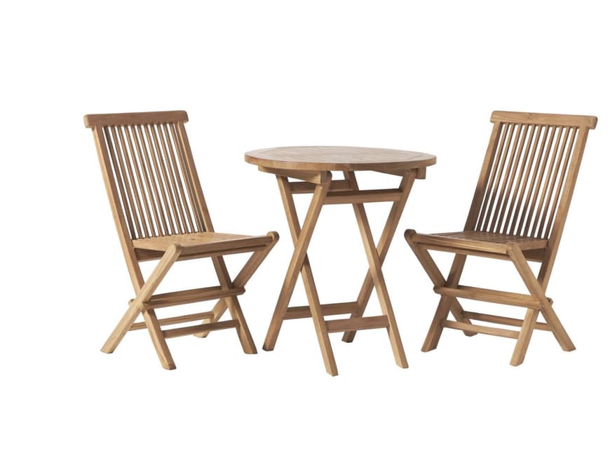 Klappbares Balkonset von Westwing mit zwei Stühlen und einem Tisch aus Teakholz. 
