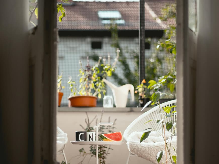 kleiner Balkon mit zwei Stühlen kleiner Balkon mit zwei Stühlen