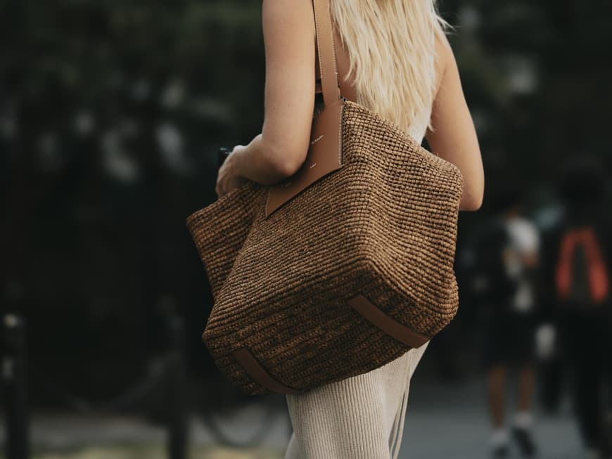 Streetstyle mit Kleid und Korbtasche