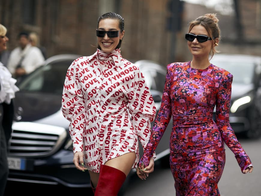 Streetstyle zwei Frauen in Kleidern Fashion Week