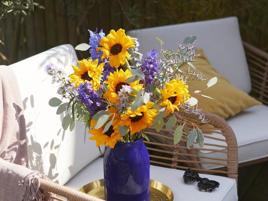 Blumen länger haltbar machen Blumenstrauß in der Sonne