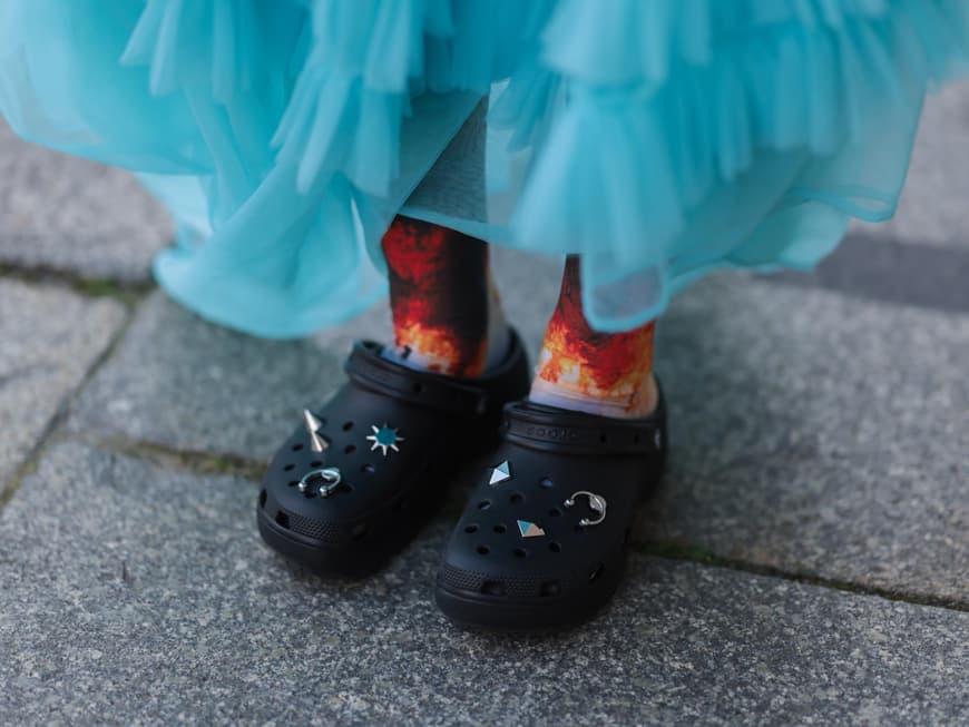 Schwarze Crocs