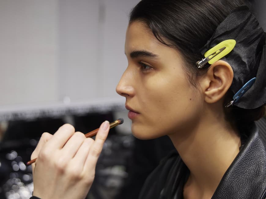 Frau wird geschminkt Elie Saab