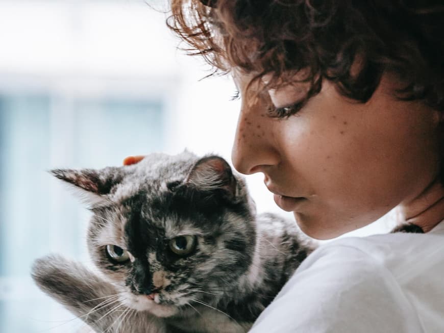Frau mit Katze auf dem Arm
