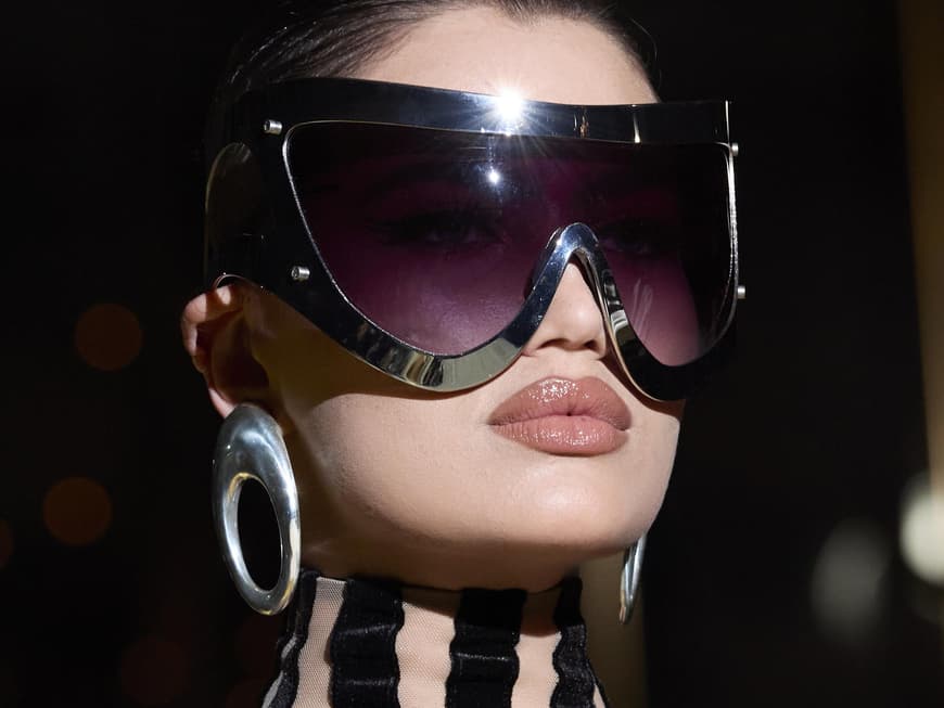 Frau mit Sonnenbrille