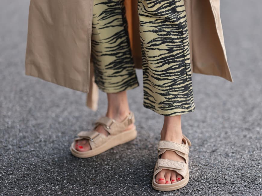 Diese eleganten Sandalen von Tamaris, COS & Co. bescheren dir ultralange Beine – 3 Favoriten Frau trägt Sandalen