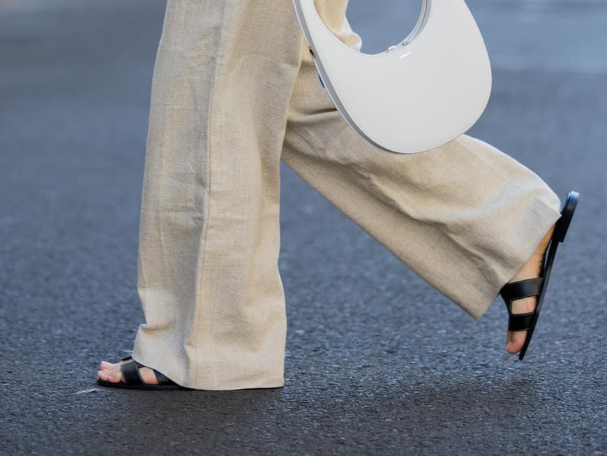 Frau trägt schwarze Sandalen