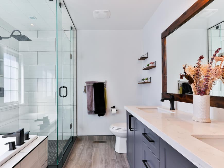 großes Badezimmer mit Spiegel, Waschbecken, Toilette, Dusche und Badewanne großes Badezimmer mit Spiegel, Waschbecken, Toilette, Dusche und Badewanne