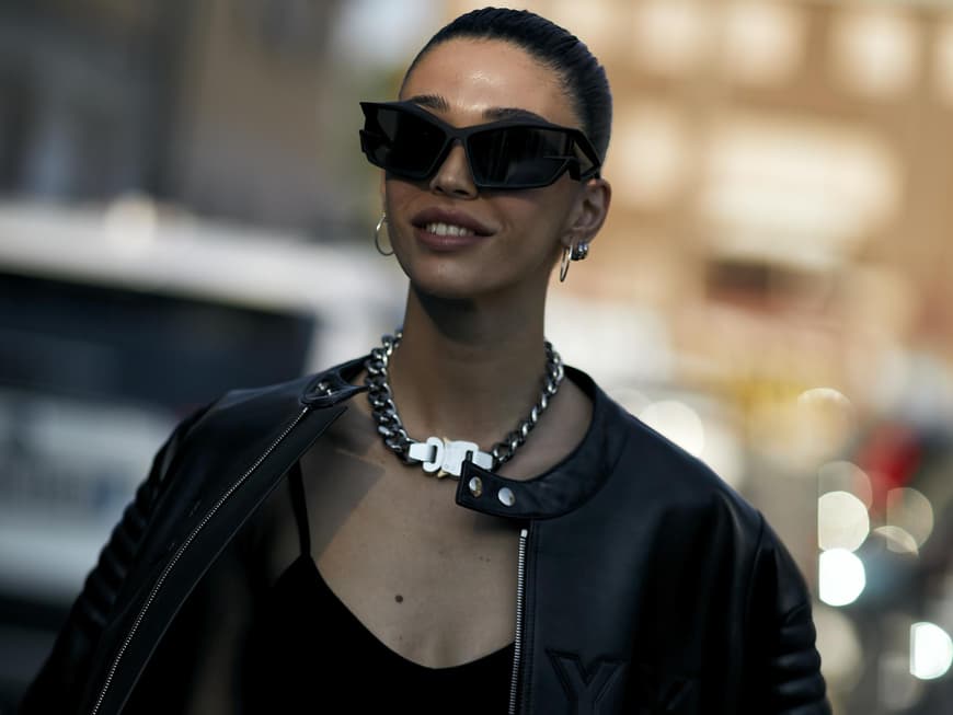 Mailand Fashion Week frau trägt Sonnenbrille und Lederjacke