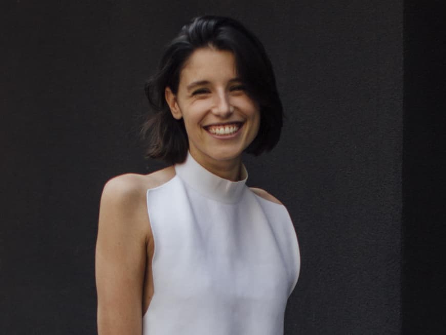 Lachende Frau in weißem Outfit