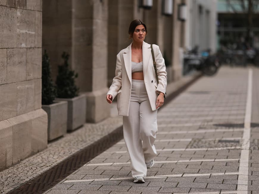 Nadine Klein mit Sneakern von Axel Arigato