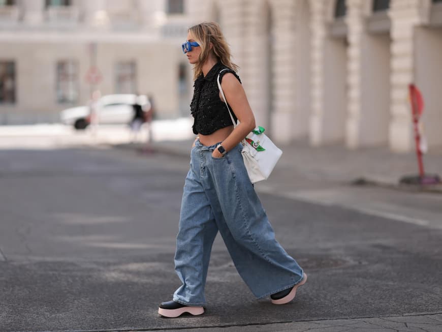 Frau mit Low Waist Jeans