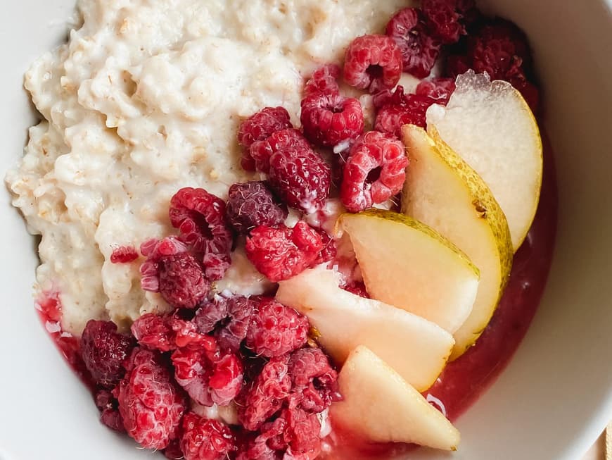 Porridge Bild mit Früchten in Schüssel