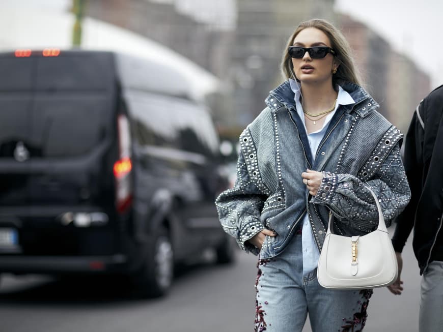 Romee Strijd und Laurens van Leeuwen auf der Mailand Fashion Week Streetstyle Jeans all over Look