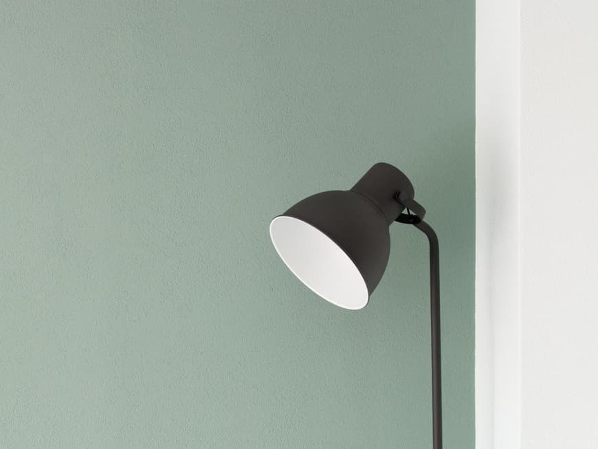 Wandfarbe salbeigrün mit Lampe