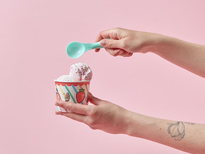 Eisbecher in der Hand