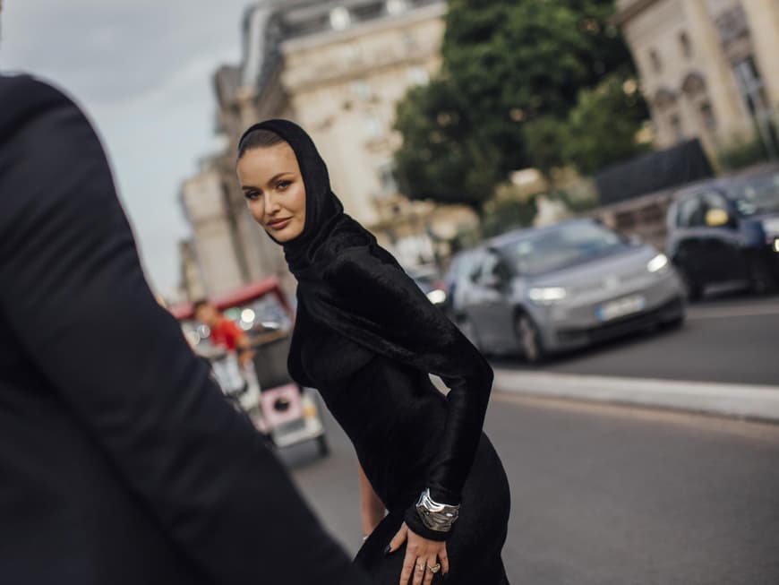 Frau in schwarzem Kleid