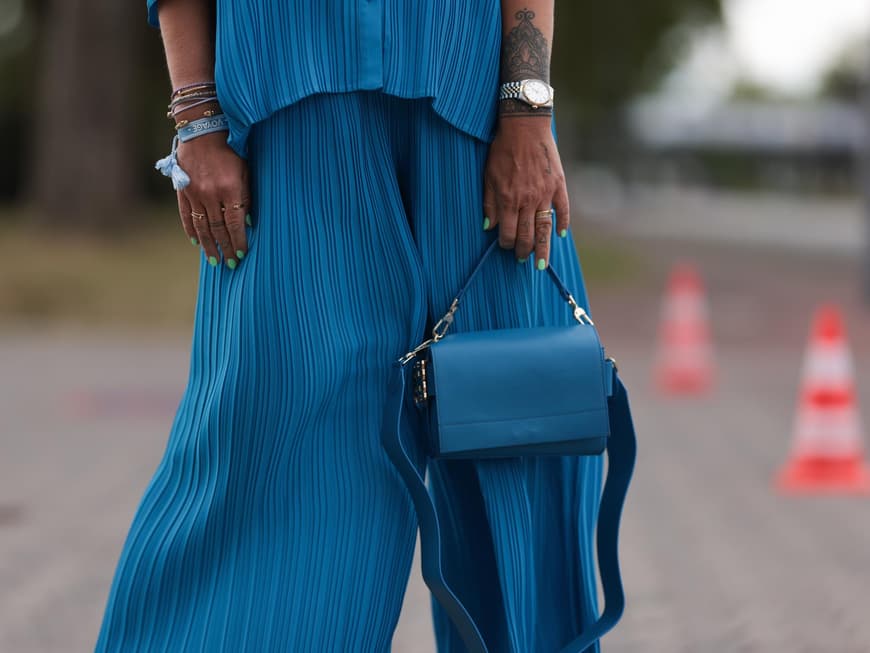 Frau mit blauer Tasche