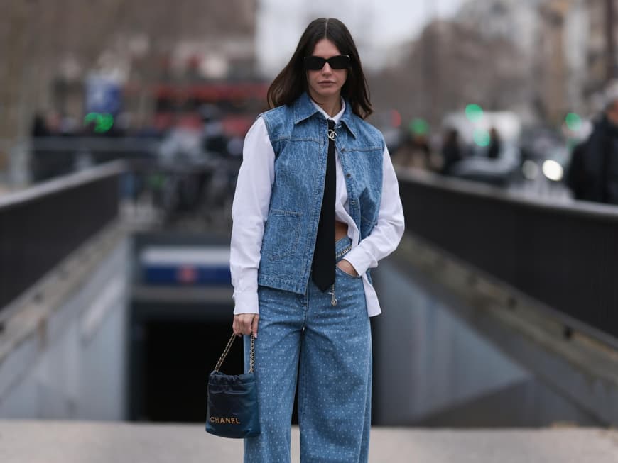 Frau in blauer Jeansweste