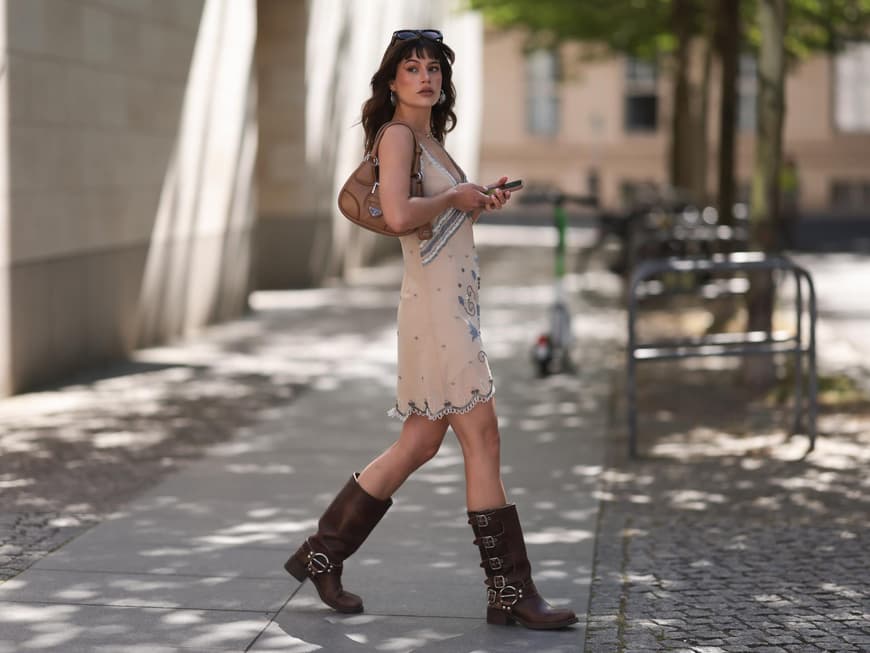Flache Schuhe zum Kleid: So gelingt dir der Look Beigefarbenes Kleid mit Cowboyboots