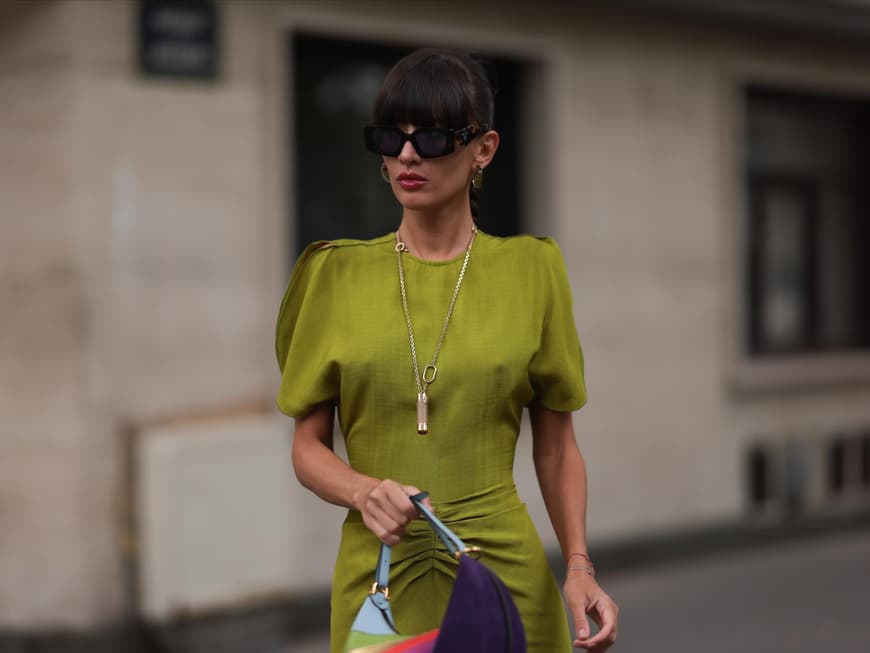 Eine Frau trägt ein grünes Kleid