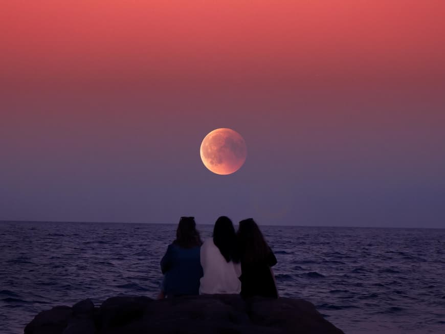 Drei Frauen vor dem Vollmond