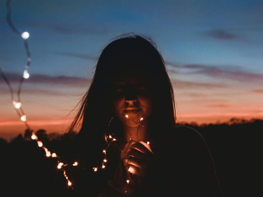 Frau mit Lichterkette