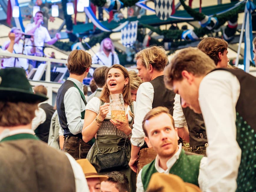 Feiervolk auf dem Oktoberfest