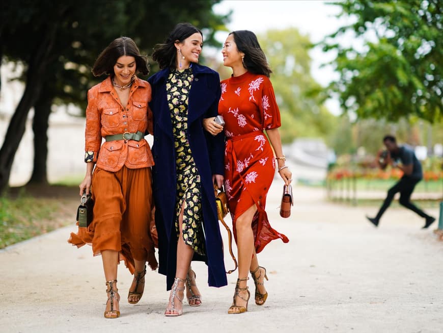 Drei Frauen in stylischen Kleidern