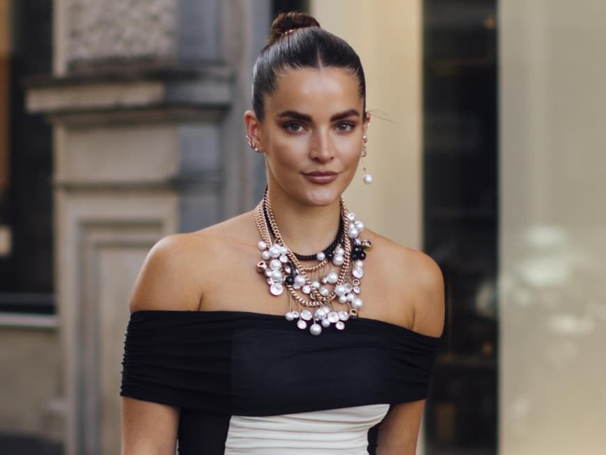Frau mit schwarz-weißem Kleid trägt Quiet Luxury Hair auf Kopenhagen Fashion Week