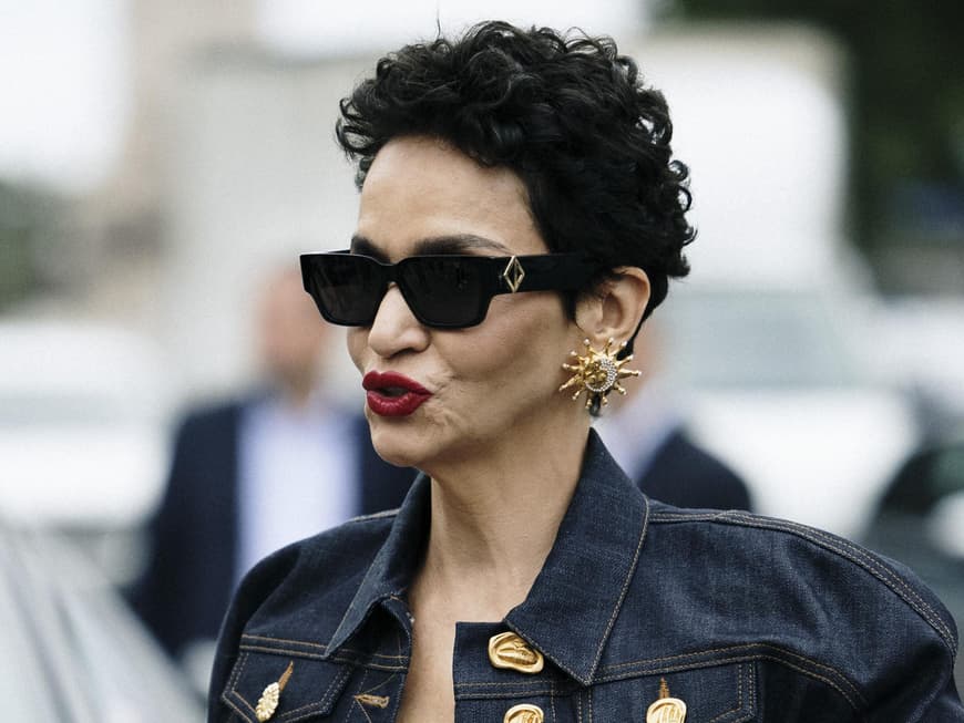 Frau trägt Pixie Cut mit Locken Streetstyle