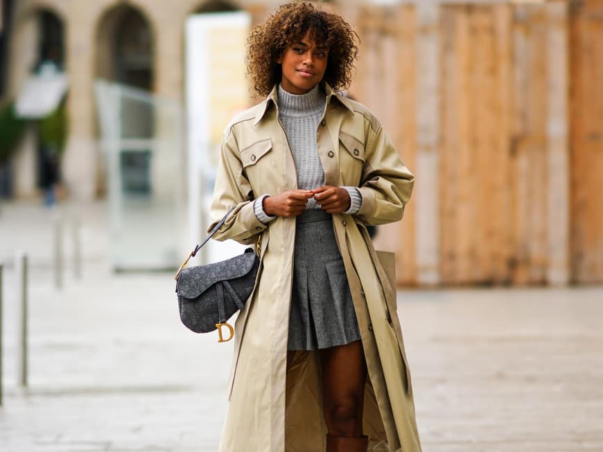 Frau trägt Trenchcoat