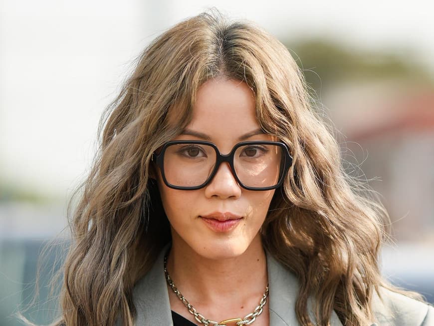 Frau mit Locken und Brille