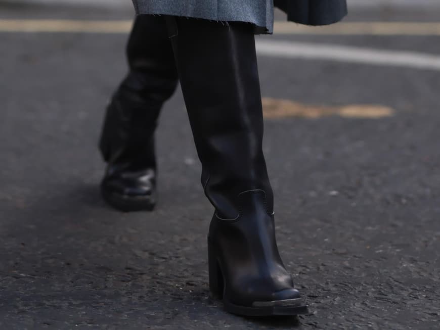Frau über 50 trägt Stiefel im Herbst