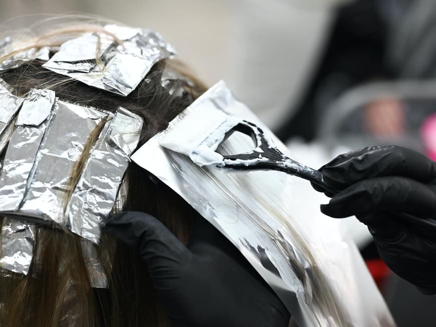 Haare werden gefärbt