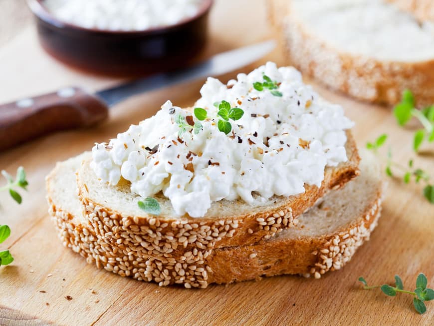 Hüttenkäse auf Brot