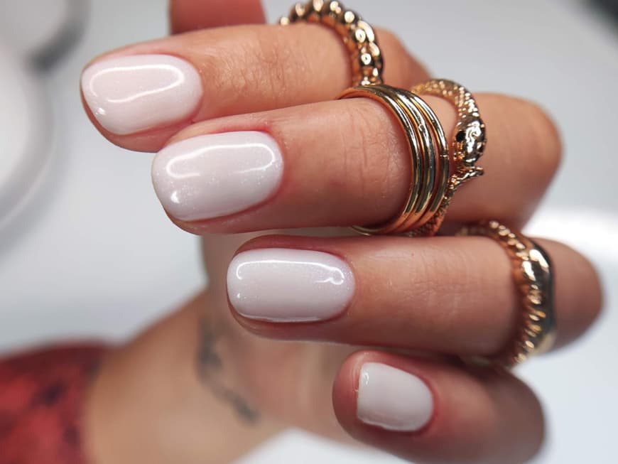 Shellac auf kurzen Nägeln Shellac auf kurzen Nägeln