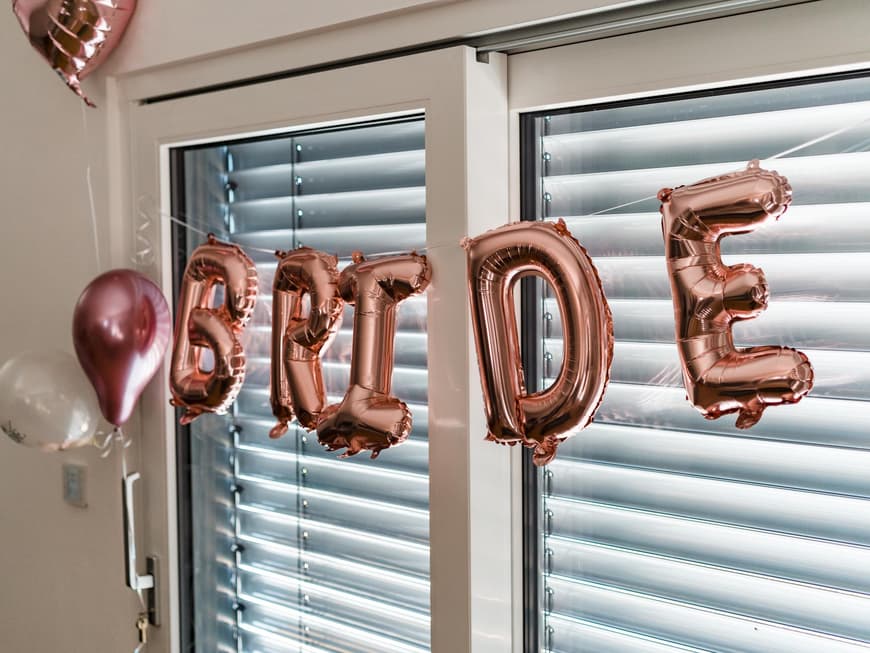Luftballons mit der Aufschrift Bride