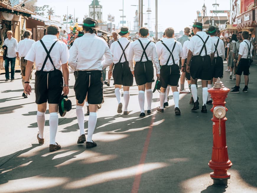 Männer in Trachten auf Oktoberfest
